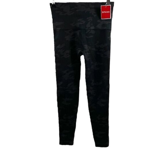 SPANX Pants - Spanx NWT Look at me Now Black Camo Leggings Size M